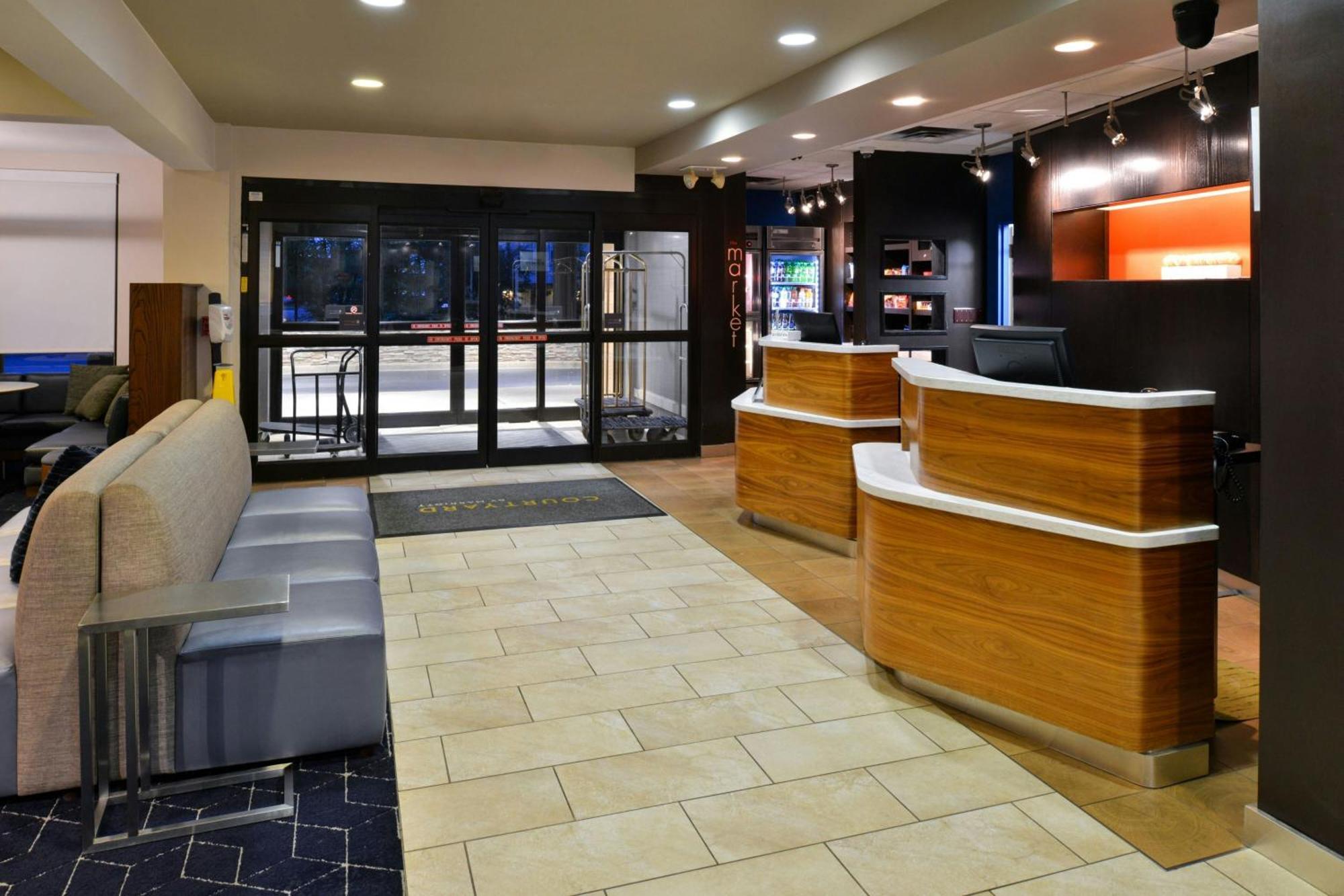 Courtyard Detroit Utica Hotel Exterior photo