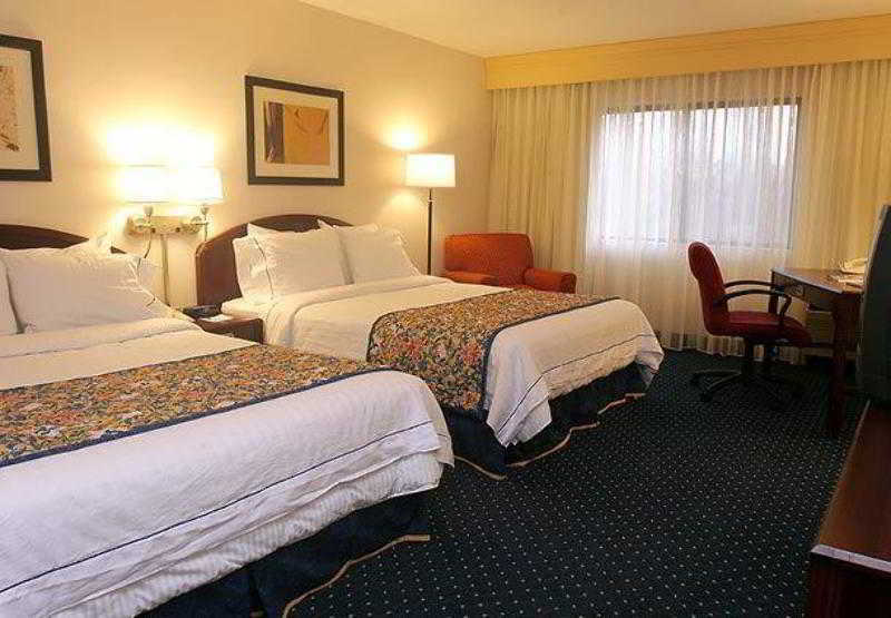 Courtyard Detroit Utica Hotel Exterior photo