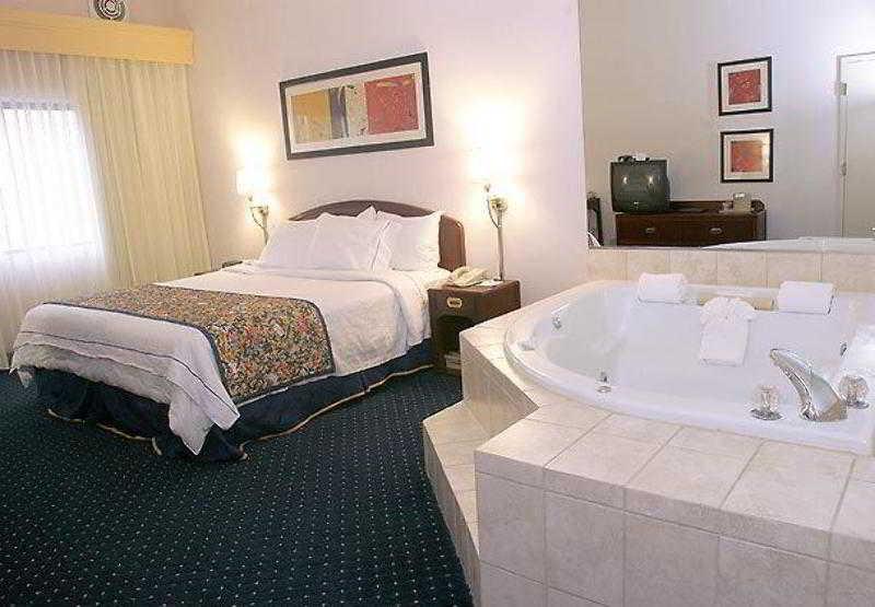 Courtyard Detroit Utica Hotel Exterior photo
