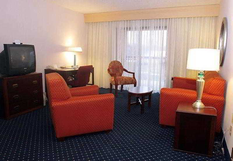 Courtyard Detroit Utica Hotel Exterior photo